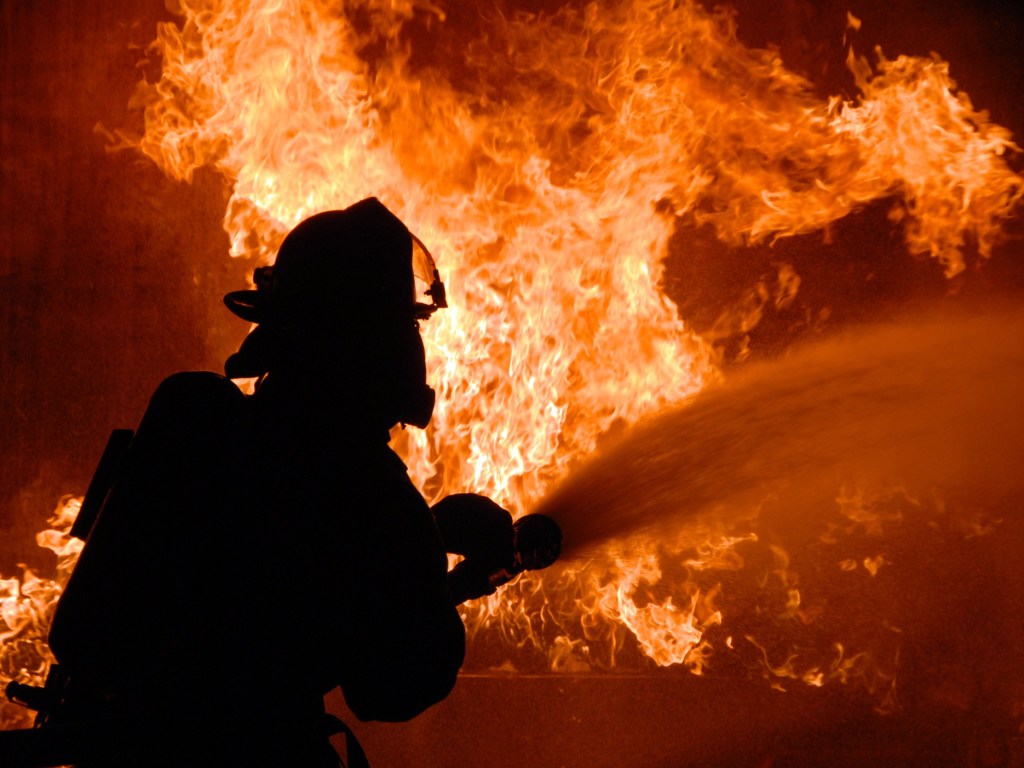 Пожар над «СпортМастером»: В Киеве на Печерске горела квартира (ВИДЕО)