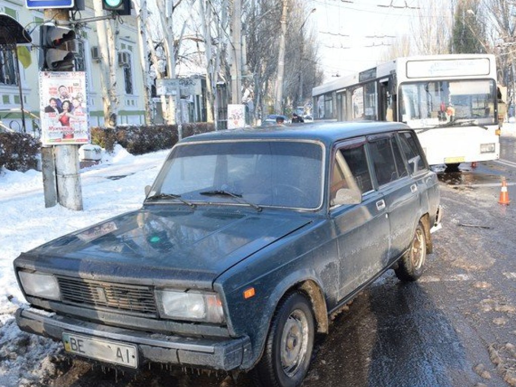В Николаеве маршрутный автобус врезался в ВАЗ: образовалась пробка (ФОТО)