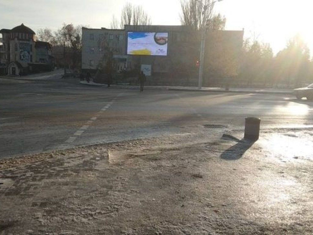 В Мелитополе дороги и тротуары превратились в ледяной каток: коммунальщики на работу не вышли (ФОТО)