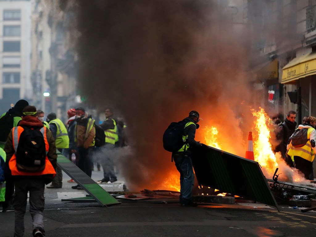 Протесты «желтых жилетов» во Франции: число погибших возросло до трех