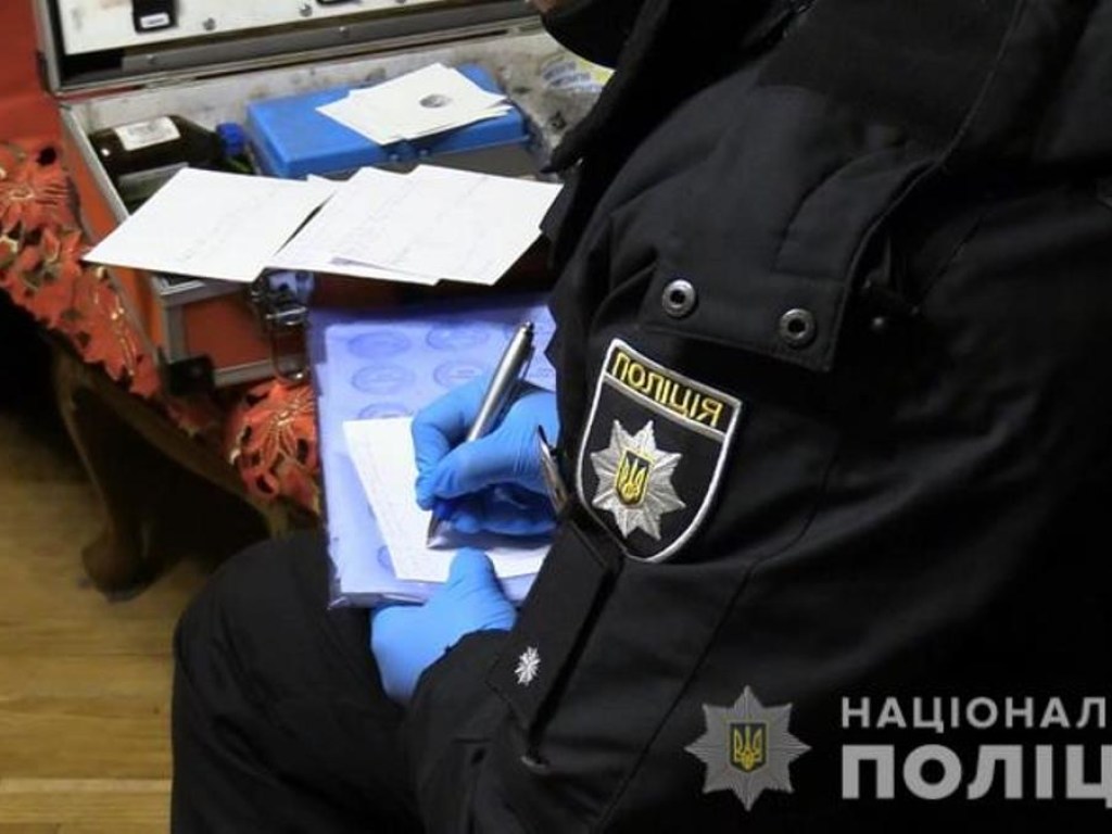 В Киеве парень зарубил топором мать и гостью, после чего выбросился из окна (ФОТО, ВИДЕО)