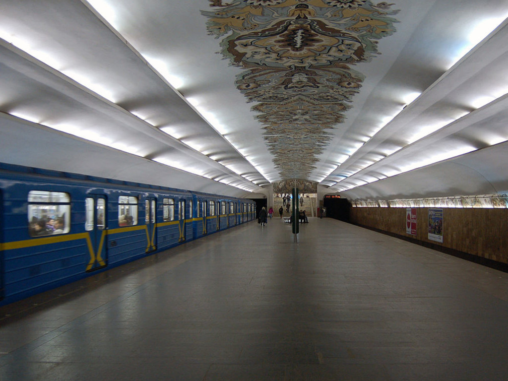 «Украинский прорыв»: На «Минской» хулиганы проломили ограждение на входе в метро (ФОТО)