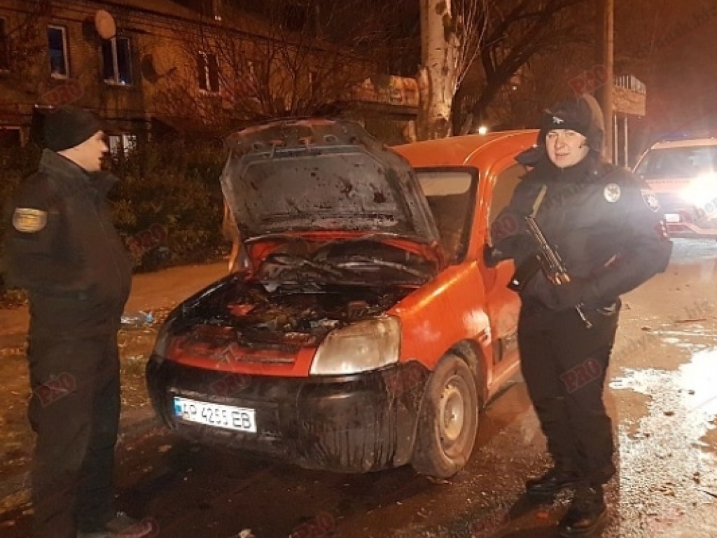 В Бердянске сгорел припаркованный автомобиль (ФОТО)