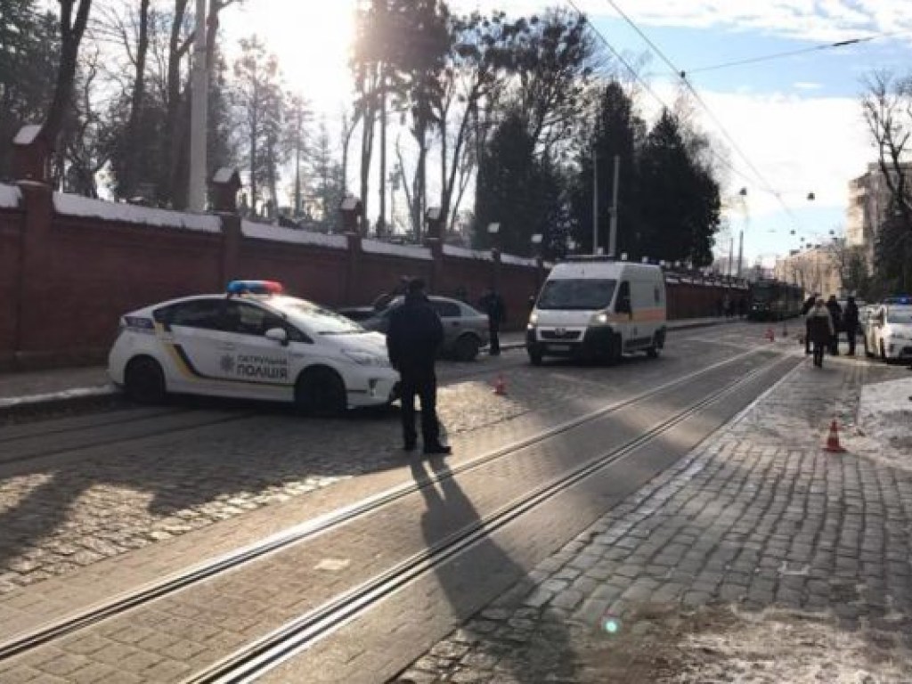 У Лычаковского кладбища во Львове столкнулись Volkswagen и  Opel: пострадали граждане Болгарии и Испании (ФОТО)