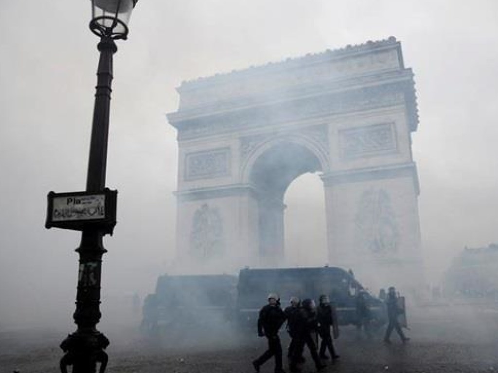 «Обезглавили» Наполеона: в Париже Триумфальная арка получила серьезные повреждения во время протестов