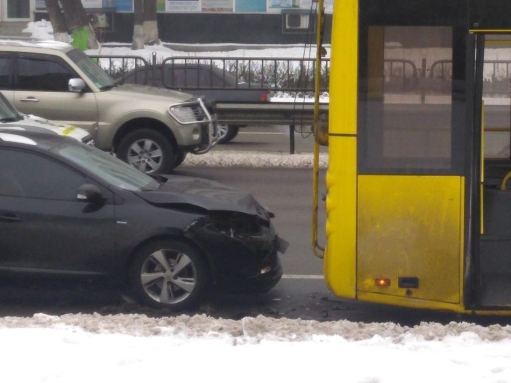 В Киеве на проспекте Победы Renault влетел в троллейбус с пассажирами (ФОТО)