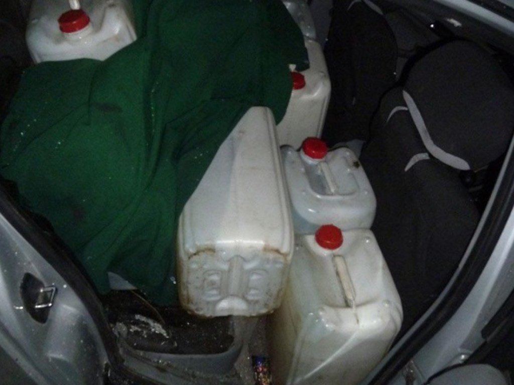 В Днепре иностранец слил свыше 400 литров топлива из бака чужой фуры (ФОТО)