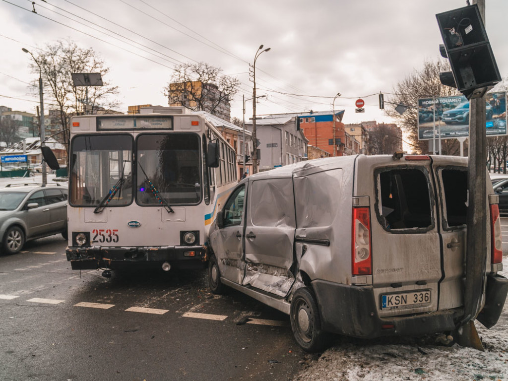 В Днепре столкнулись троллейбус и Peugeot, пострадали три человека (ФОТО, ВИДЕО)
