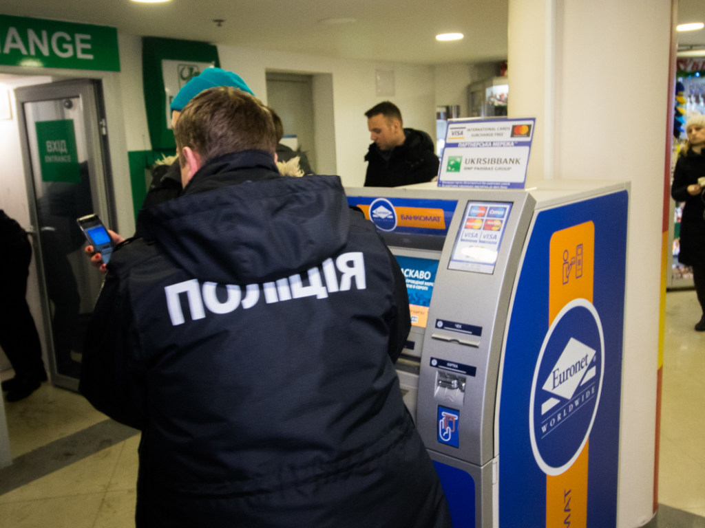В киевском ТРЦ Globus на клавиатуре банкомата обнаружили «накладку» для воровства денег (ФОТО, ВИДЕО)