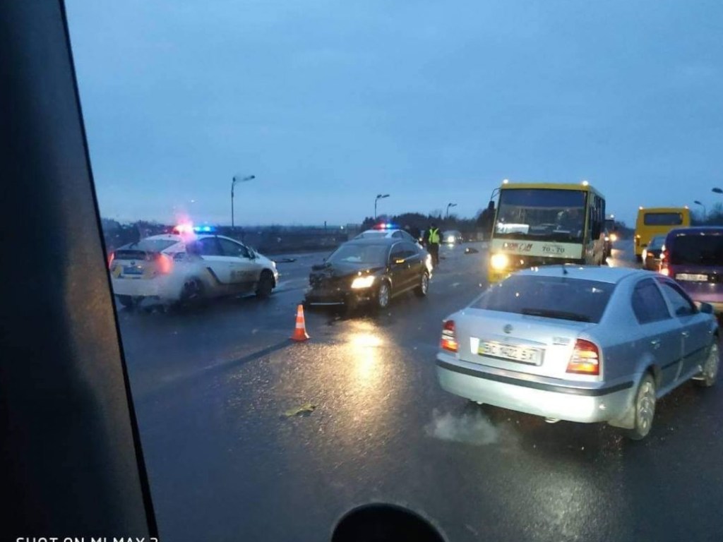 На мосту во Львове произошло смертельное ДТП: мужчина вылетел через лобовое стекло (ФОТО)