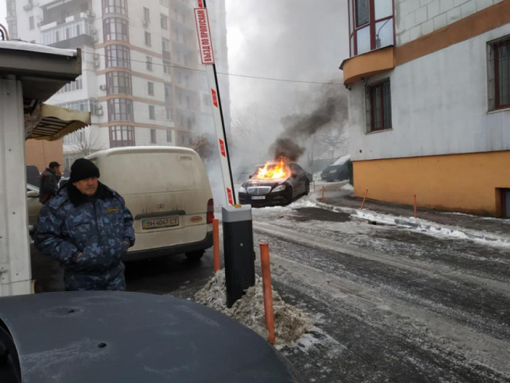 В Одессе горел Mercedes (ФОТО)
