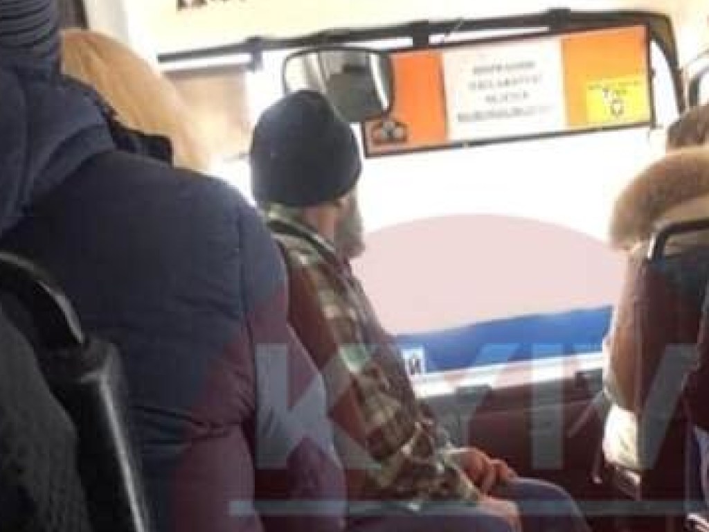 В шортах и пляжных тапочках: наряд пассажира маршрутки удивил киевлян (ФОТО)