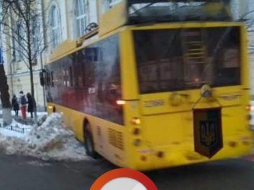 Отказали тормоза: на бульваре Шевченко в  Киеве троллейбус вылетел на тротуар (ФОТО)