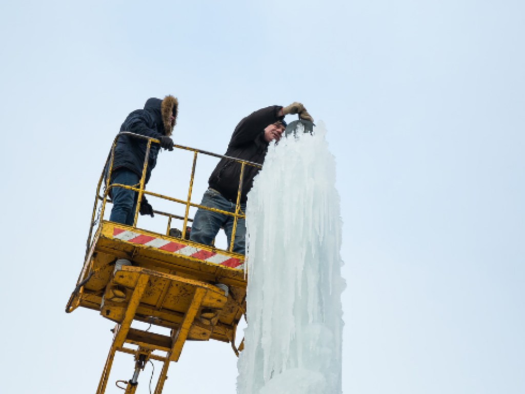 В Харькове создают елку изо льда (ФОТО)