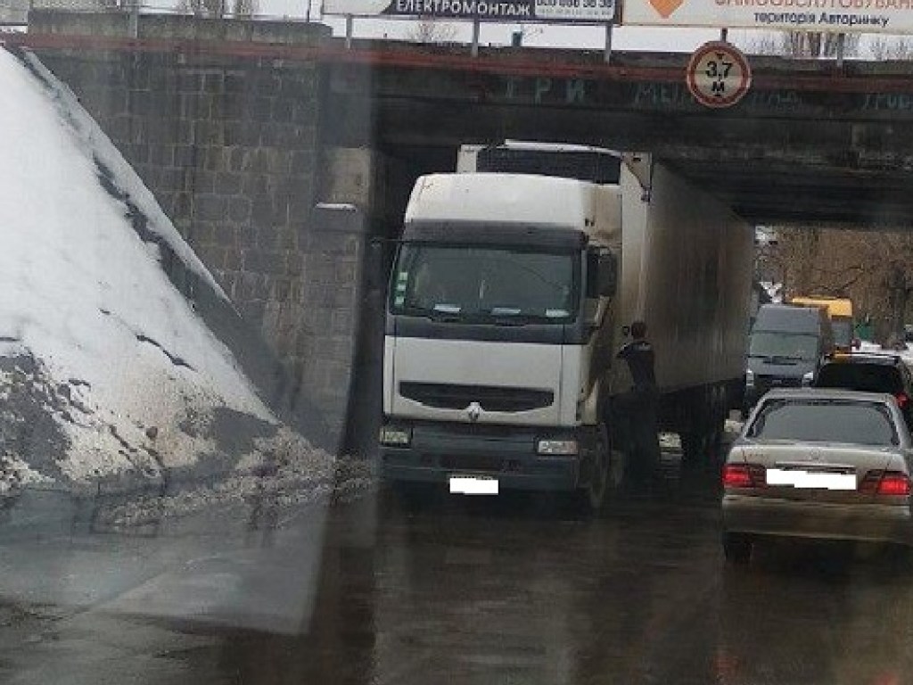 Водитель не рассчитал габариты: в Кременчуге под мостом застряла фура (ФОТО)