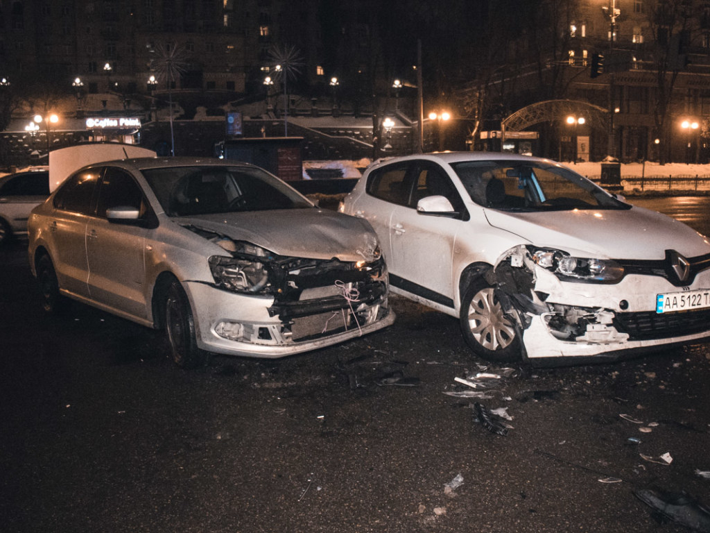 Ночью в Киеве на Крещатике столкнулись Renault и Volkswagen (ФОТО)