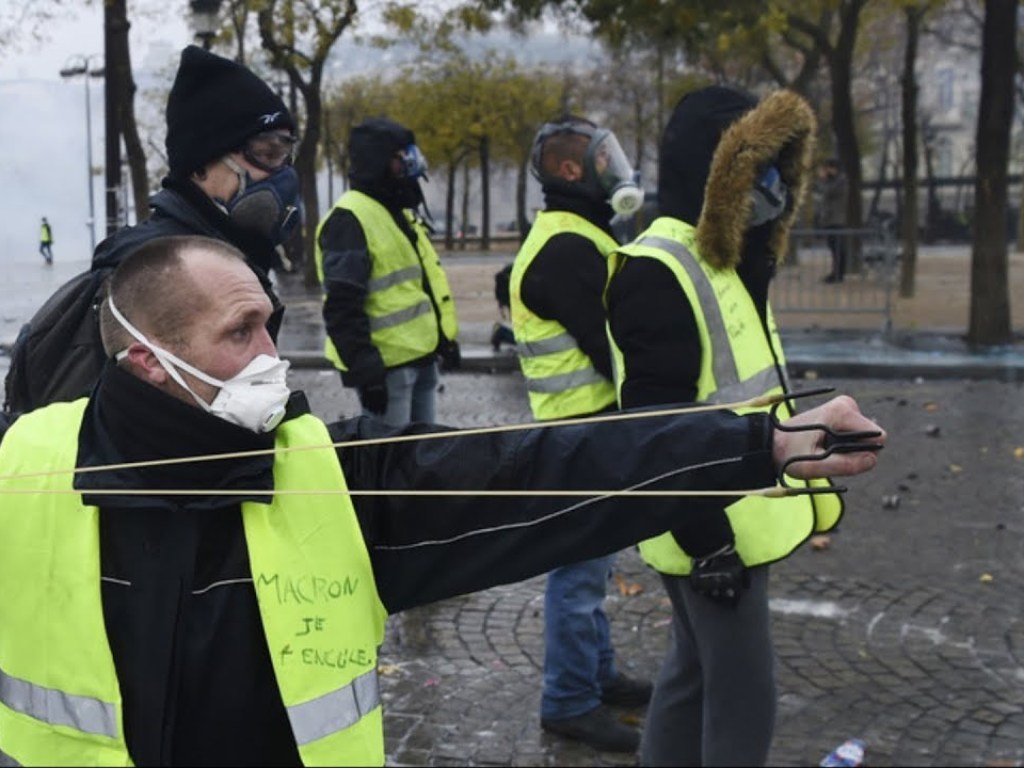 Протесты «желтых жилетов»: появилось видео штурма спецназом Триумфальной арки в Париже (ВИДЕО)