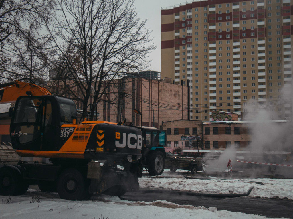 На Демеевке в Киеве из-за прорыва трубы без отопления остались 30 домов (ФОТО, ВИДЕО)