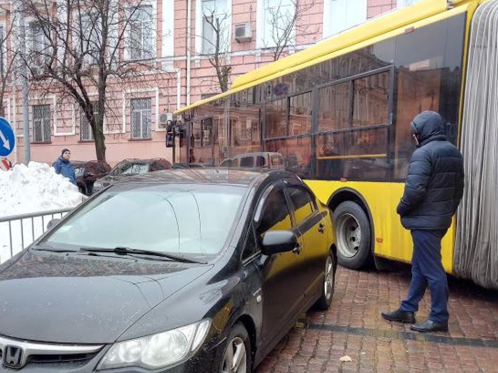 «Герой парковки» заблокировал движение троллейбуса на Михайловской площади в Киеве (ФОТО)