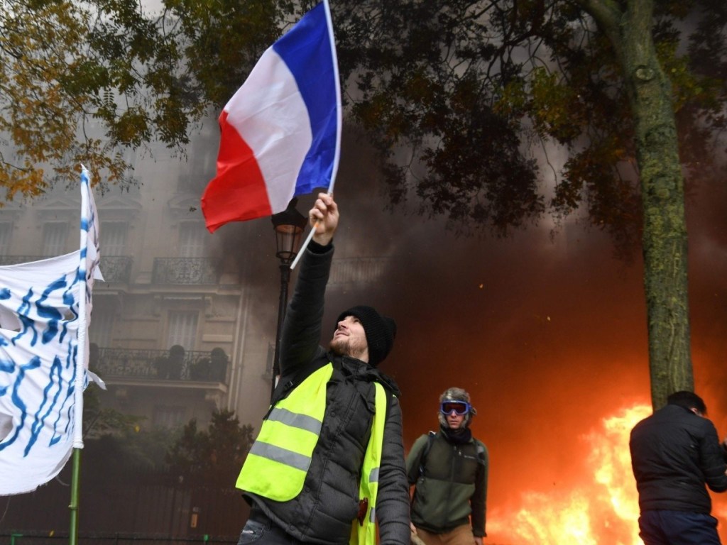 Протесты во Франции завершатся только после отставки президента и правительства – эксперт