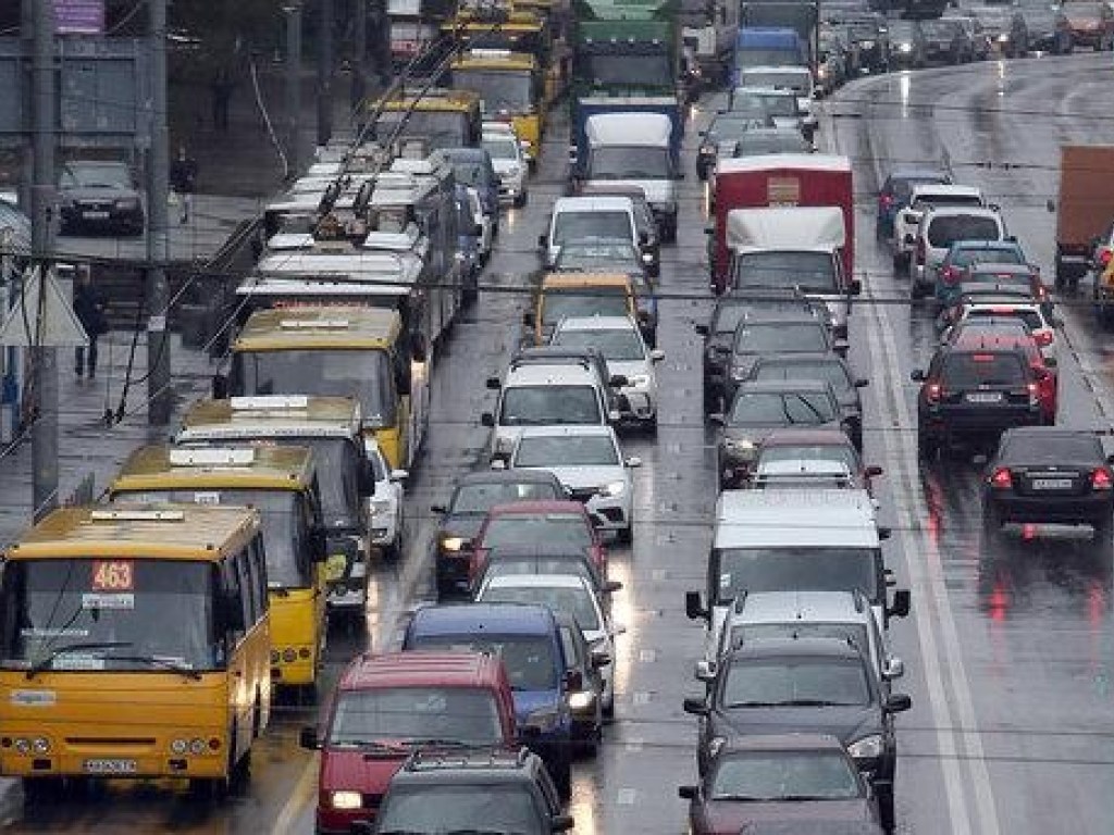 Дождь и ремонт дорог: Киев замер в пробках (КАРТА)