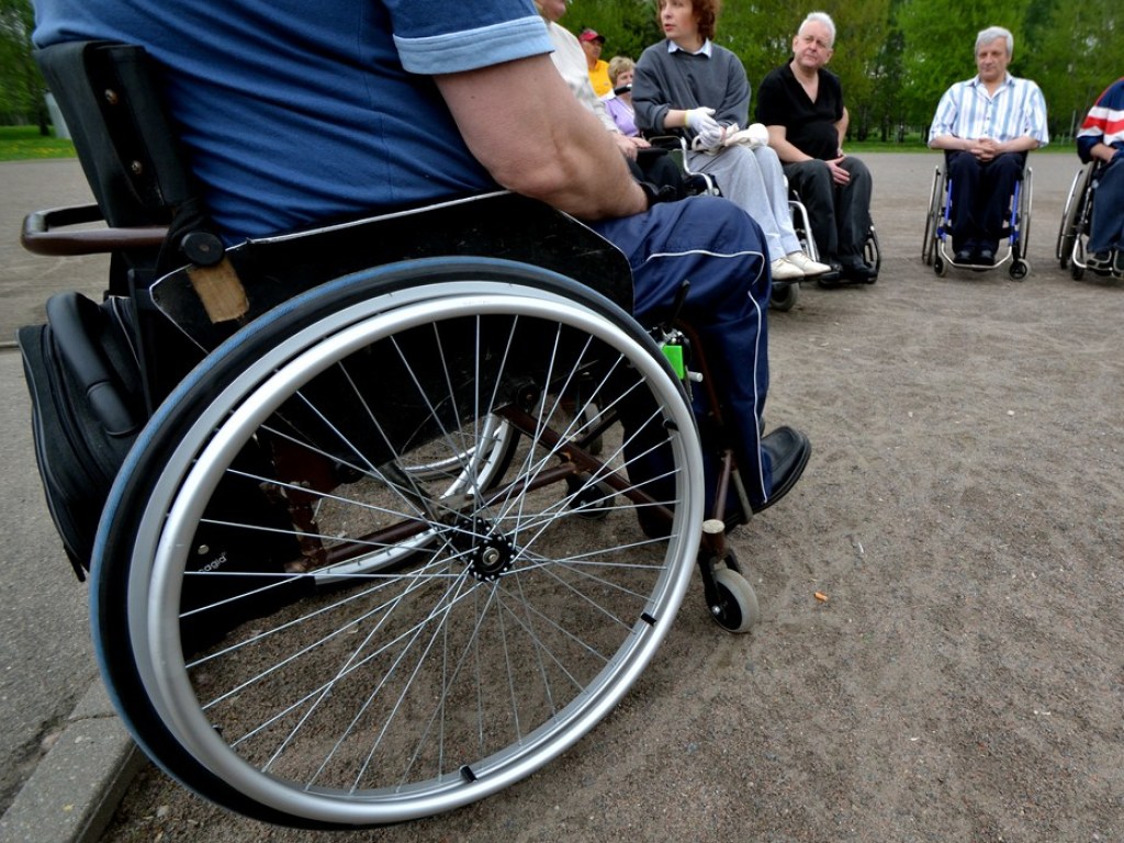 Рада хочет предоставить инвалидам-колясочникам статус участников дорожного движения
