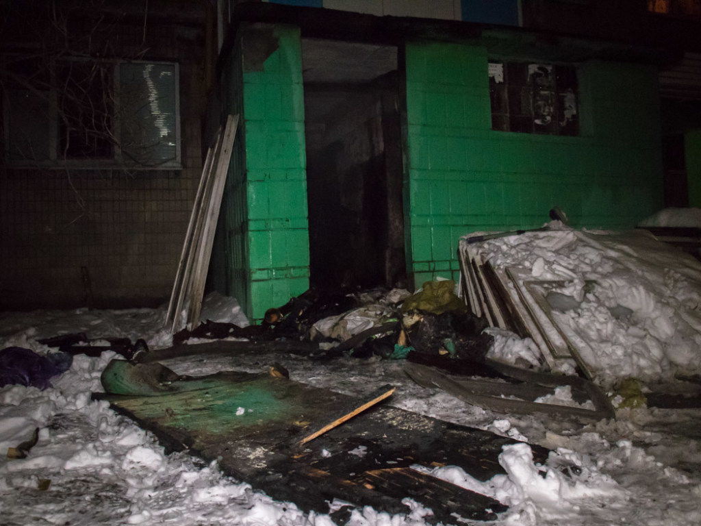 На Дарнице в Киеве бездомные устроили пожар в подъезде многоэтажки (ФОТО, ВИДЕО)