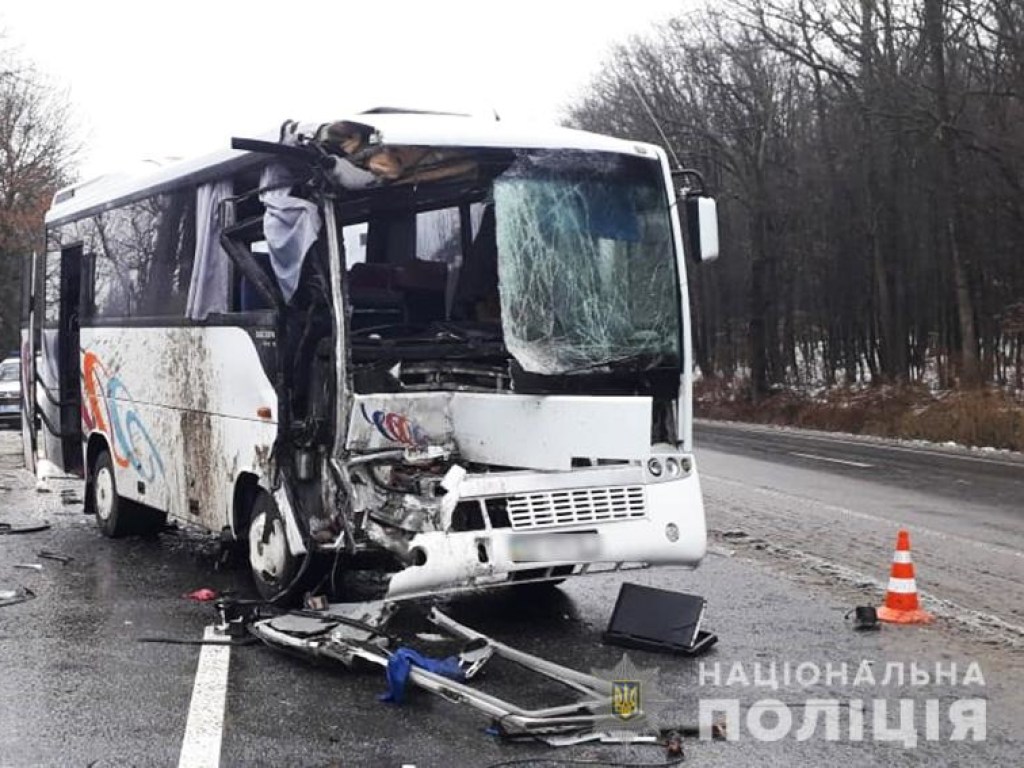 В Хмельницкой области автобус с пассажирами столкнулся с грузовиком, есть пострадавшие (ФОТО)