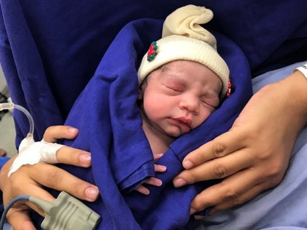 Женщина с пересаженной от трупа маткой впервые родила ребенка
