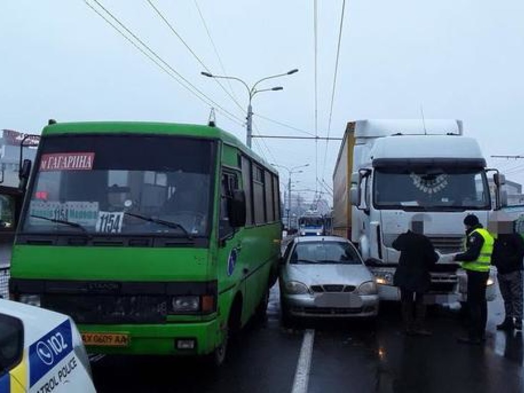 В Харькове произошло тройное ДТП – иномарку «зажало» между маршруткой и грузовиком (ФОТО)