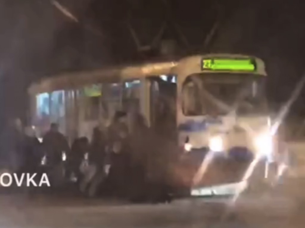 Пассажирам трамвая в Харькове пришлось его толкать