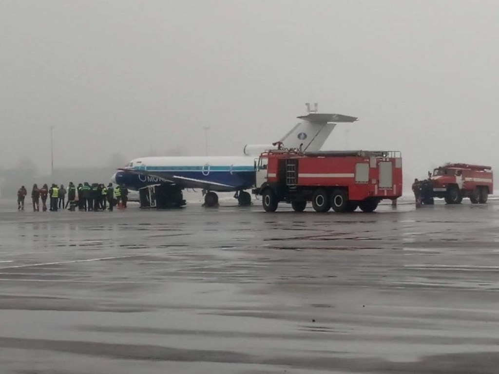ЧП в аэропорту «Киев»: самолет столкнулся с машиной, рейс перенесли (ФОТО)