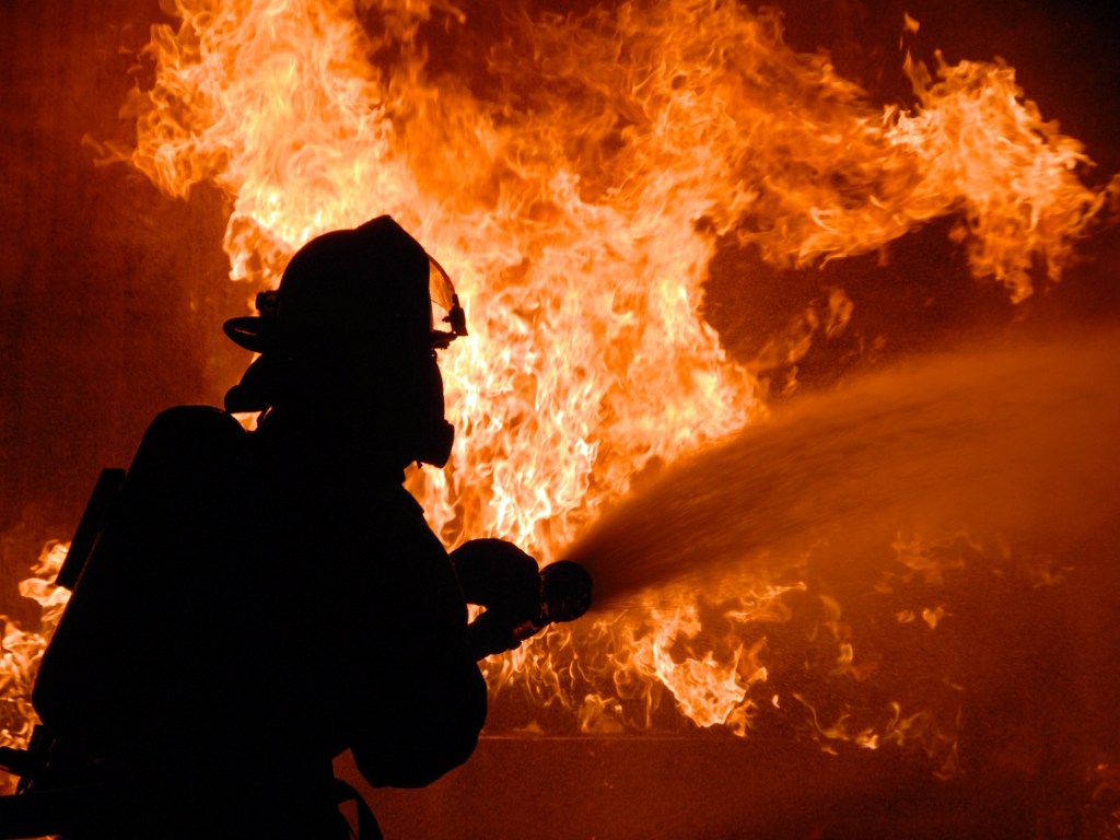 Под Днепром пожарные обнаружили в сгоревшем доме тело мужчины