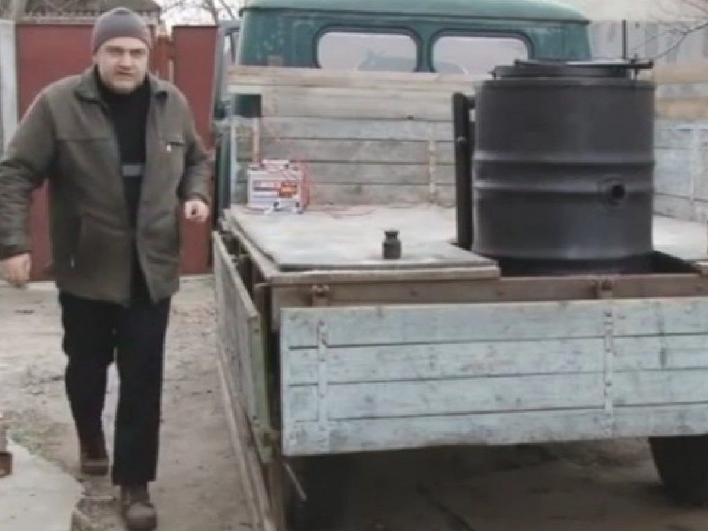 В Днепропетровской области мужчина топит автомобиль дровами (ФОТО)
