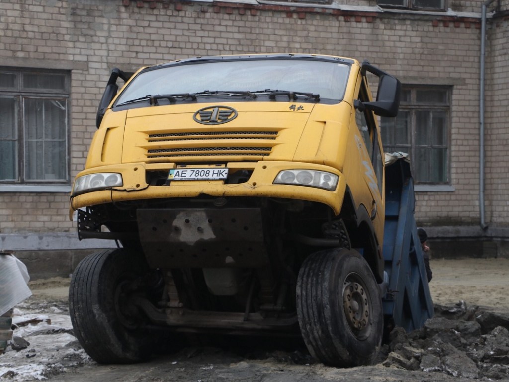 Возле школы в Днепре грузовик ушел под землю (ФОТО, ВИДЕО)