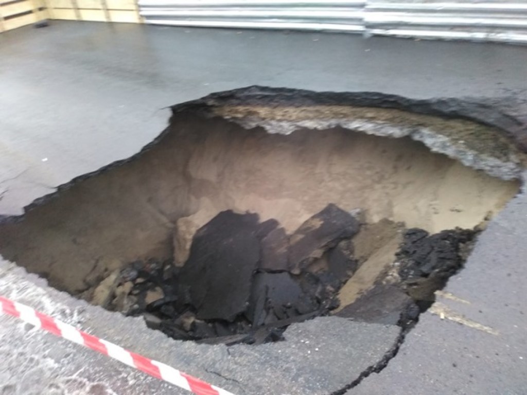В Запорожье на недавно отремонтированной дороге под фурой провалился асфальт (ФОТО, ВИДЕО)
