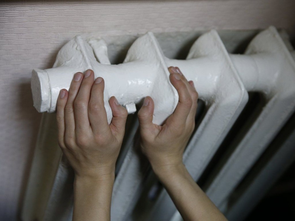 Прорыв трубопровода: В Киеве на Оболони отключили отопление в 160 домах, 16 детсадах и 10 школах
