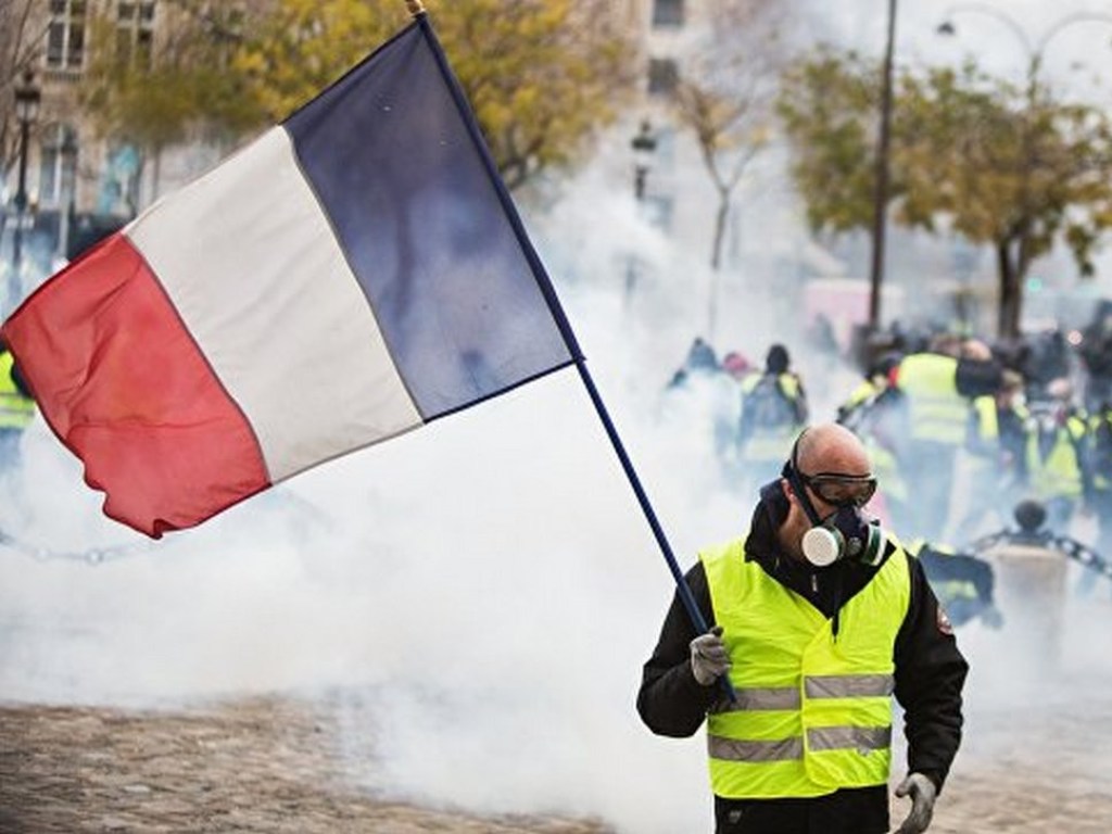 Протесты «желтых жилетов»: Во Франции пошли на уступки протестующим
