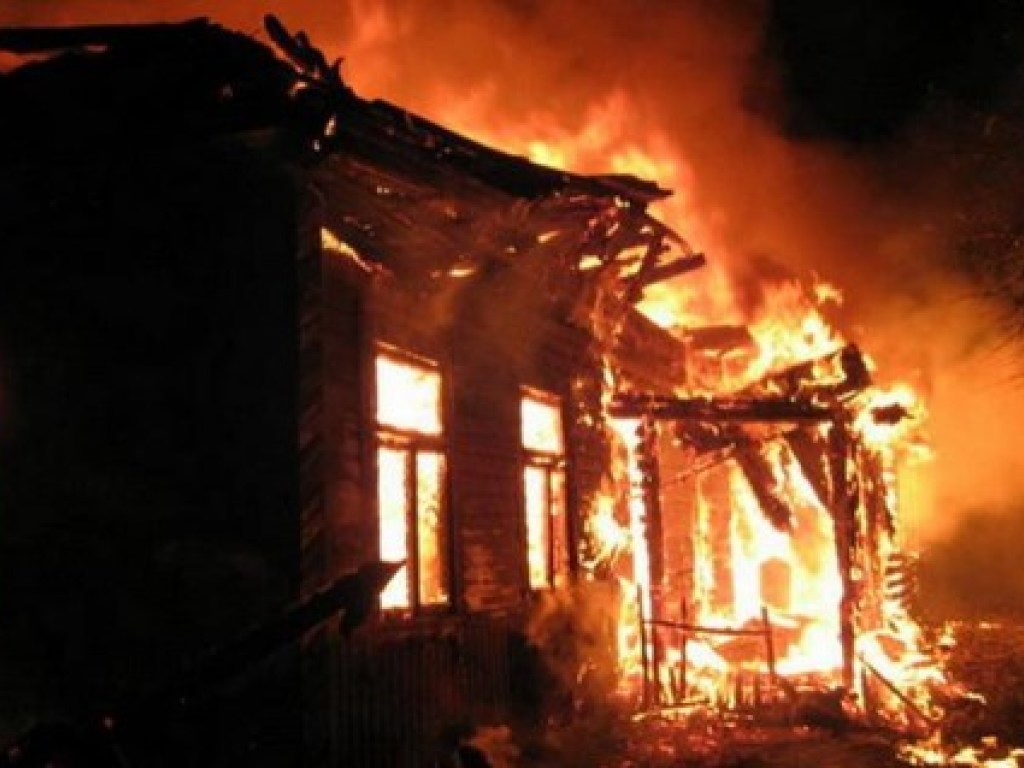 Пылала крыша: в Черниговской области семья лишилась дома из-за задержки спасателей (ВИДЕО)