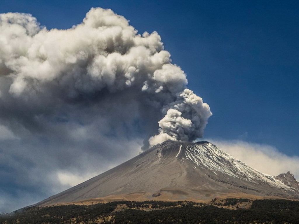 Дрон снял невероятное видео над действующим вулканом в Перу