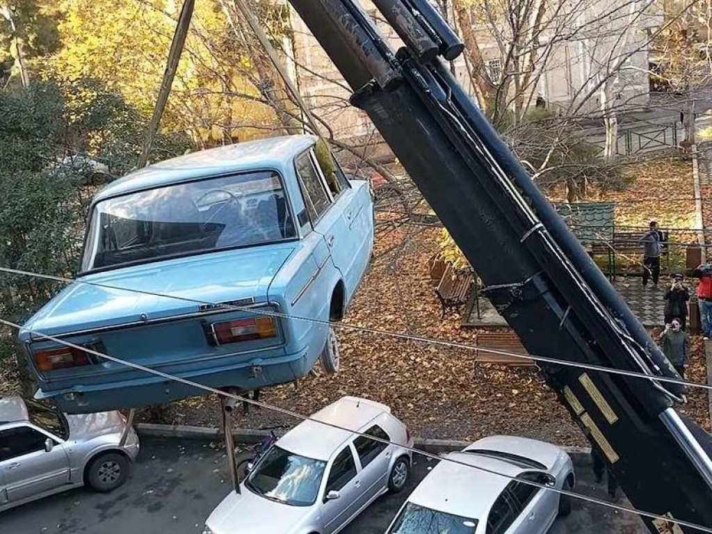 В Тбилиси мужчина десятилетиями хранил свою машину на балконе (ФОТО)