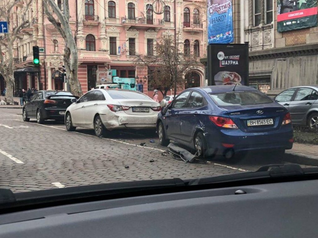 В центре Одессы внедорожник разбил припаркованные автомобили и скрылся (ФОТО)