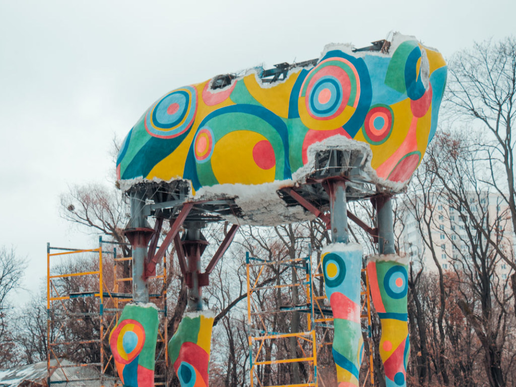 У киевского зоопарка начали монтаж гигантского жирафа (ФОТО, ВИДЕО)