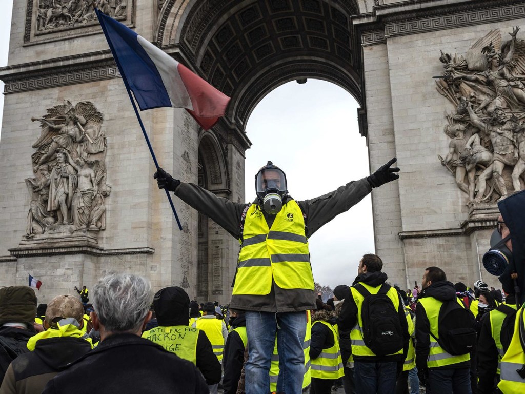 Протесты «желтых жилетов»: в Париже временно закрыли Сорбонну из соображений безопасности