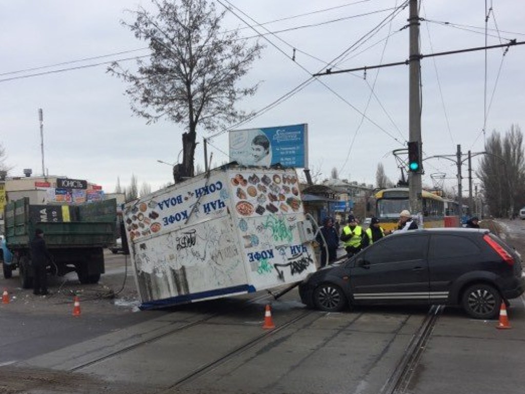 В Николаеве на ходу из грузовика вылетел киоск: будка упала на капот легковушки (ФОТО)