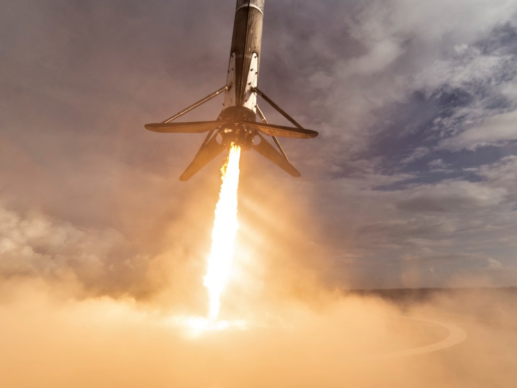 Первая ступень Falcon 9 промазала мимо платформы и села в океан (ВИДЕО)