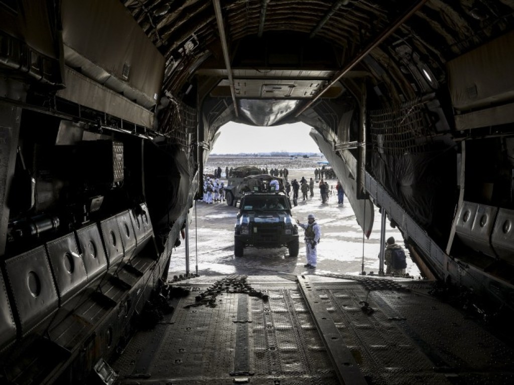Порошенко отправил военную технику и десант на украинско-российскую границу (ФОТО)