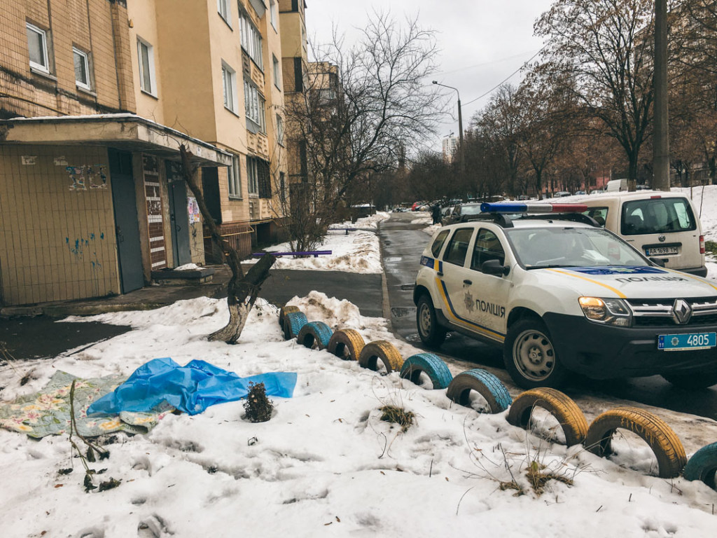 На столичном Голосеево 83-летний мужчина выбросился из окна 7 этажа (ФОТО)