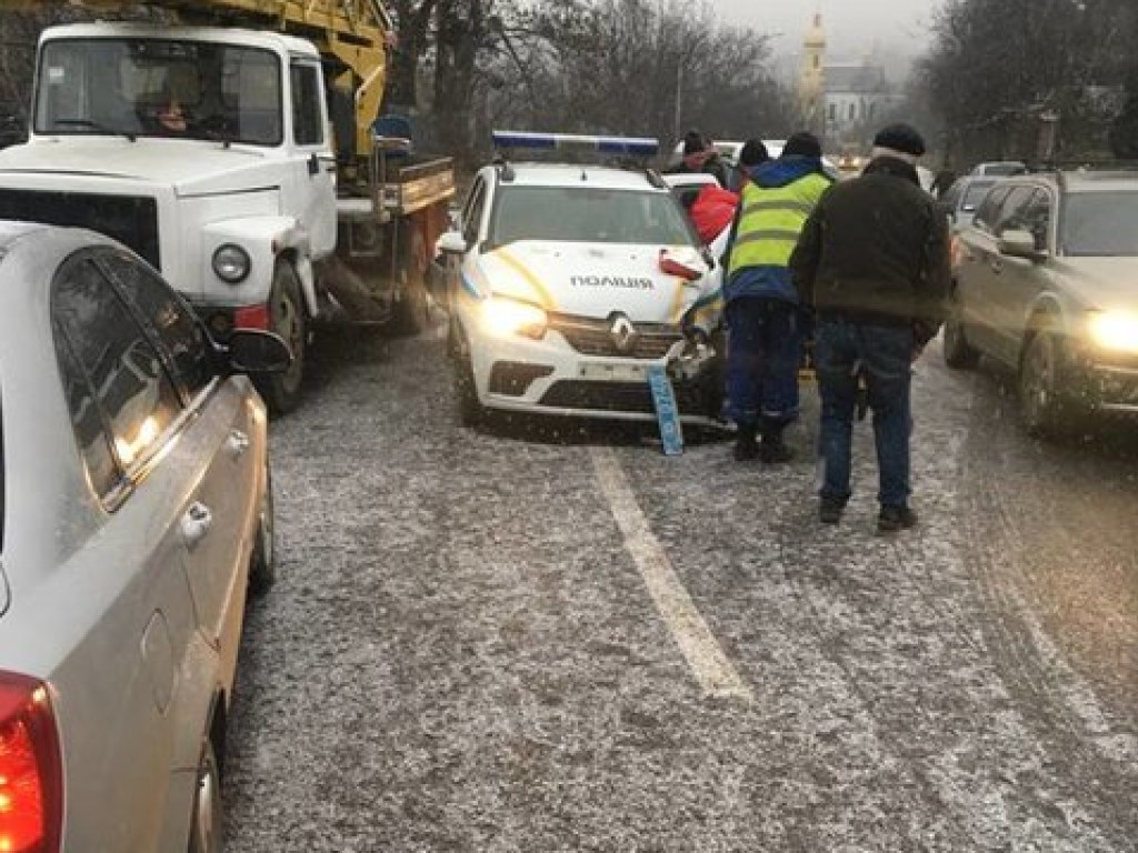 Во Львове полицейские попали в тройное ДТП на «встречке»: есть пострадавшие (ФОТО)