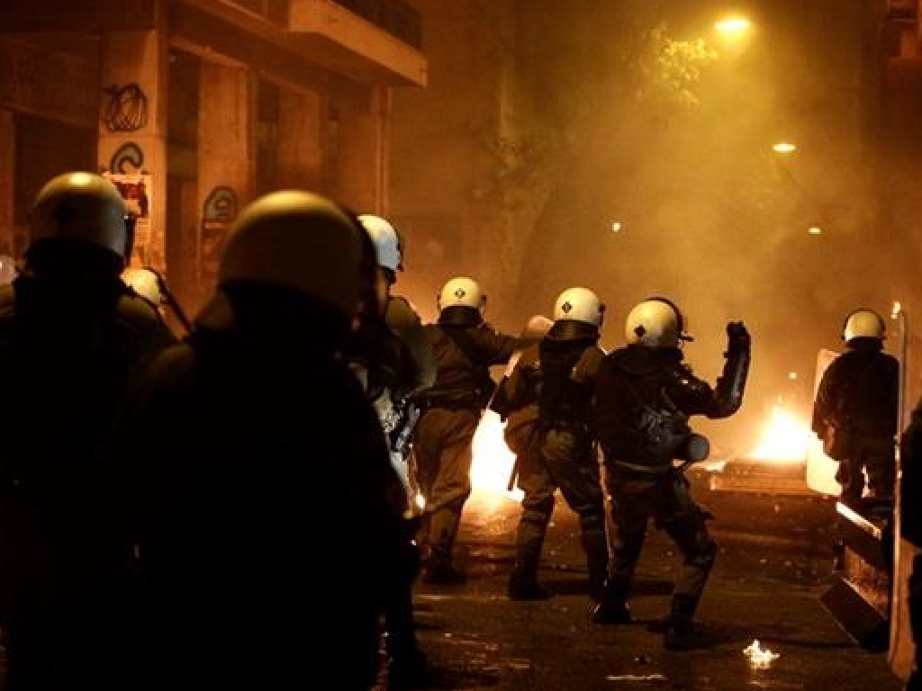 В центре Афин произошли массовые столкновения из-за полицейского произвола (ФОТО, ВИДЕО)